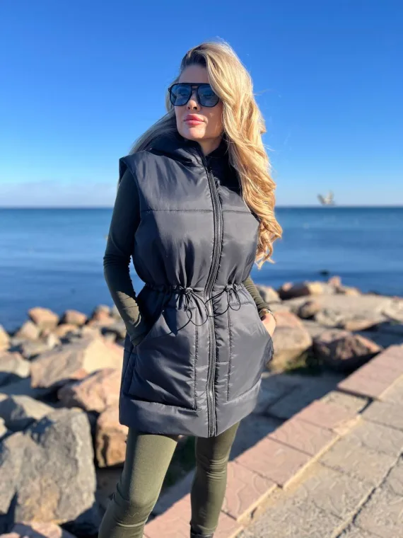 Тепла жилетка на змійці з капюшоном чорна