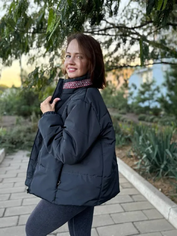 Жіноча тепла куртка з резинкою на рукавах – чорна або біла - Зображення 10