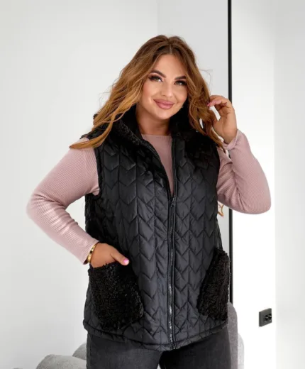 Стильна стьобана жилетка з капюшоном