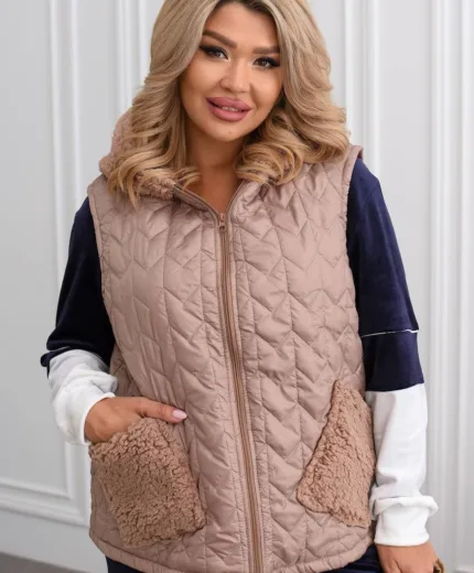 Стильна стьобана жилетка з капюшоном