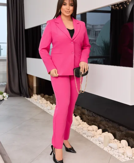 Жіночий класичний брючний костюм
