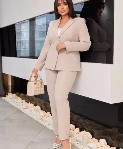 Жіночий класичний брючний костюм