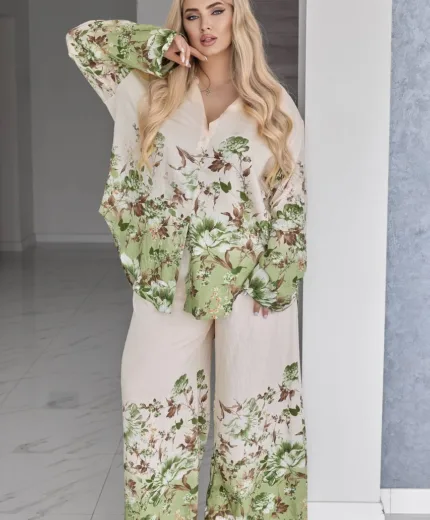 Елегантний жіночий костюм з віскози з квітковим принтом (батал 54–62)